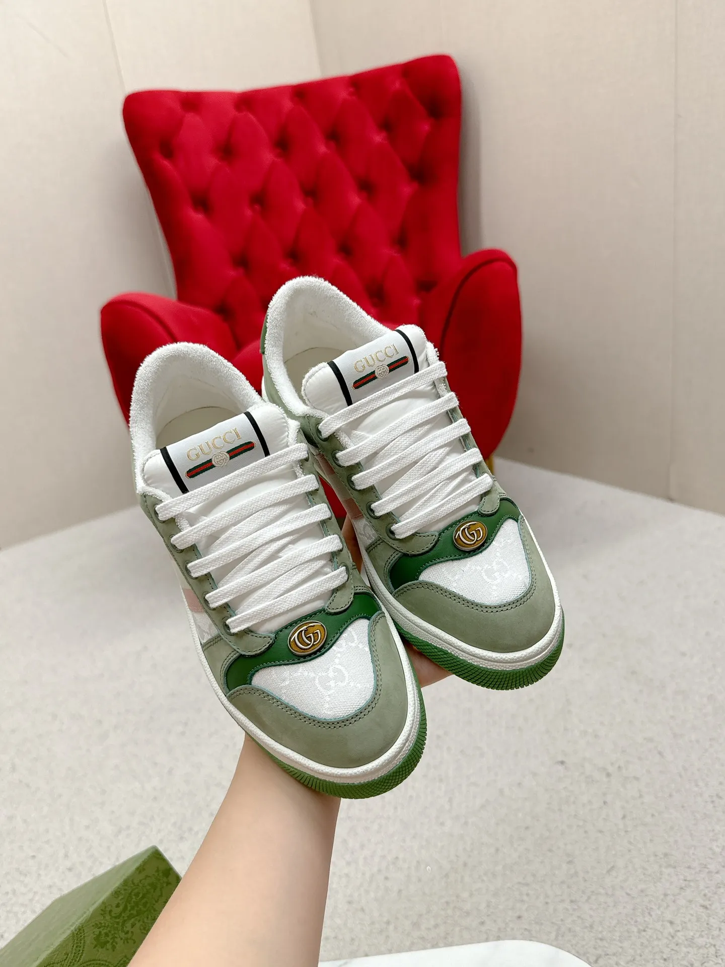 👟👟Ex-factory price 560👟👟 Men’s size +10 Gucci——purchased version GG series distressed dirty shoes-hot style is coming! 9 times out of 10 sales, you will definitely get the money. Ready stock! Spot goods! Spot goods! New colors added - the ultimate version on the market! Purchase the original version and develop it... fabric, material, outsole, and details can be compared at will! Open-mold Swarovski one-to-one replica rhinestone chain...Metal cherry pendant...Metal double G crystal cylindrical mark...Gucci original customized narrow webbing...Super flash series - flash diamond chain. The cherry decoration is detachable and can be changed into two to match with each other to show your personality. Exclusive color-brushed cowhide fabric. Hand-made distressed is very textured and has a sense of luxury! The details of the workmanship can be seen in the drawings, and no line is missed. The original terry cloth is delicate, soft and more comfortable and breathable. The privately stamped two-color original TPU outsole (lower layer is wider, upper layer is narrower). Matching packaging⭐️ Size: Female 35-40 Male 39-44 (Female 41 Male 45 customized)